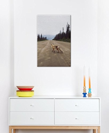 JUNIQE® Leinwandbild 20x30cm Füchse - Design „Road Fox“ (Format: Hoch) - Leinwand, Bilder auf Leinwand & Leinwanddrucke von unabhängigen Künstlern - Fotografie & Foto Kunst - entworfen von Kevin Russ - 3