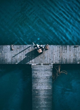 JUNIQE® Leinwandbild 20x30cm Ozeane, Meere & Seen Menschen - Design „Amanda“ (Format: Hoch) - Leinwand, Bilder auf Leinwand & Leinwanddrucke von unabhängigen Künstlern - Fotografie & Foto Kunst - entworfen von Airpixels Media - 1