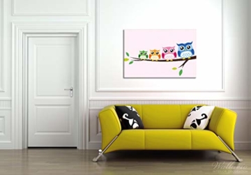 Wallario Leinwandbild Eulenfamilie auf Einem AST Comic Stil - 60 x 90 cm in Premium-Qualität: Brillante lichtechte Farben, Hochauflösend, verzugsfrei - 2