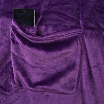 DecoKing 97243 TV-Decke 150x180 cm violett Microfaser Kuscheldecke mit Ärmeln und Täschen Mikrofaserdecke Fleecedecke weich sanft Füßtasche Tagesdecke violet Lazy - 4